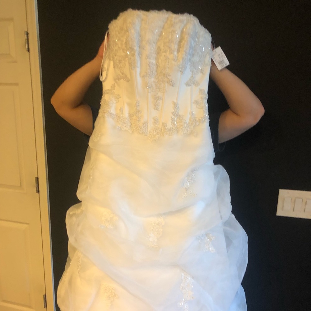 Size 10 Ivory Wedding Dress. New with Tags - Picture 1 of 8